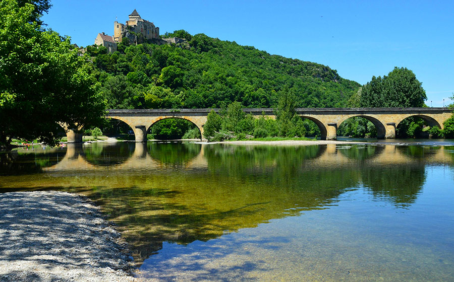 Río Dorodoña y un puente con un castillo al fondo a la izquierda - Ruta por el Périgord Negro en 4 días