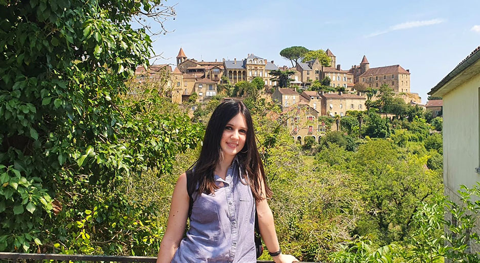 Posando frente al pueblo de Belvès - Ruta por el Périgord Negro en 4 días