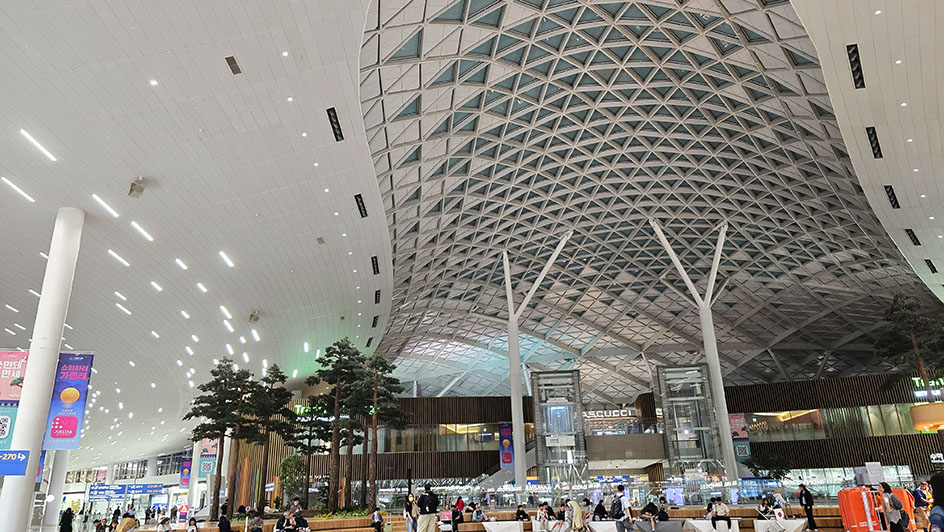 Interior moderno del aeropuerto Incheon - aeropuerto de Seúl al centro