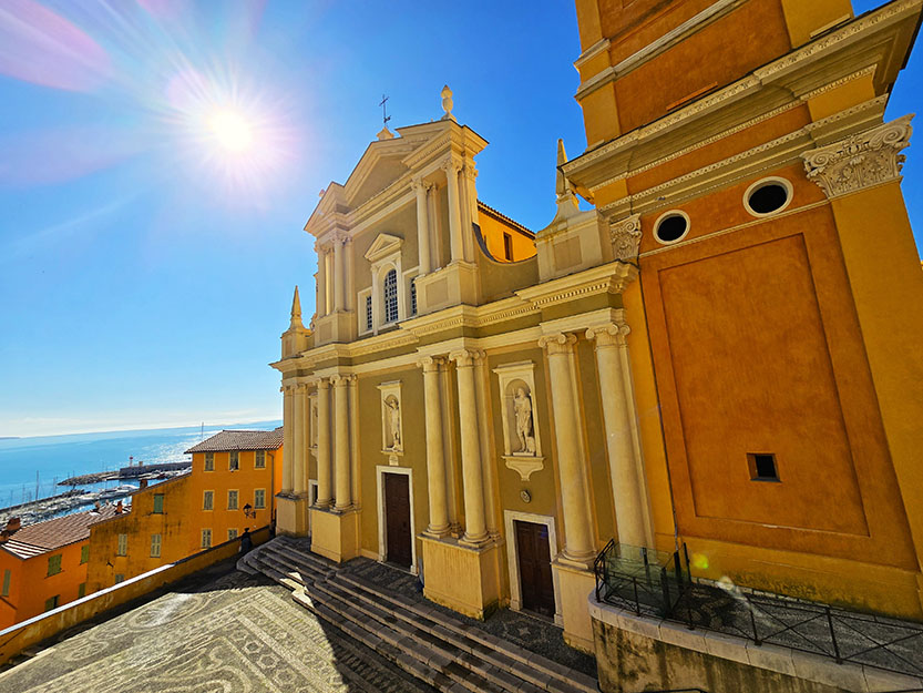 Basílica de color amarillo con vistas al mar - Qué ver en Menton
