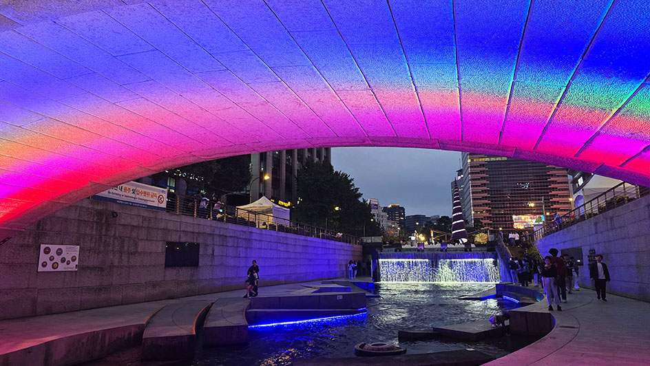Arroyo iluminado con una cascada al fondo en medio de la ciudad - Dónde alojarse en Seúl