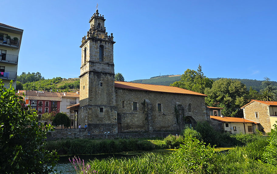 Torre campanario de una iglesia medieval al otro lado del río - Qué ver en Balmaseda
