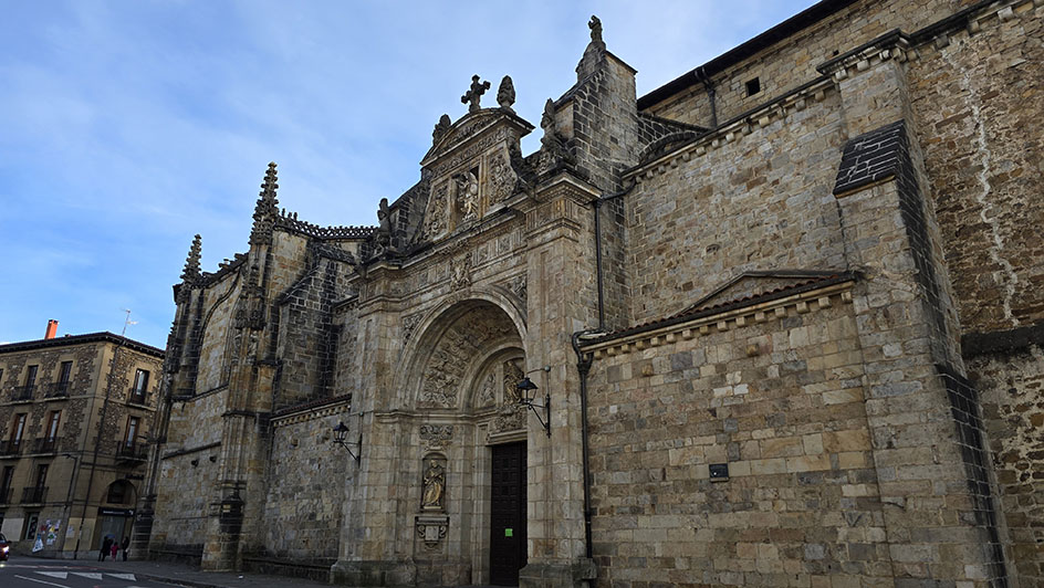 Enorme fachada de piedra de una iglesia - Qué ver en Oñate