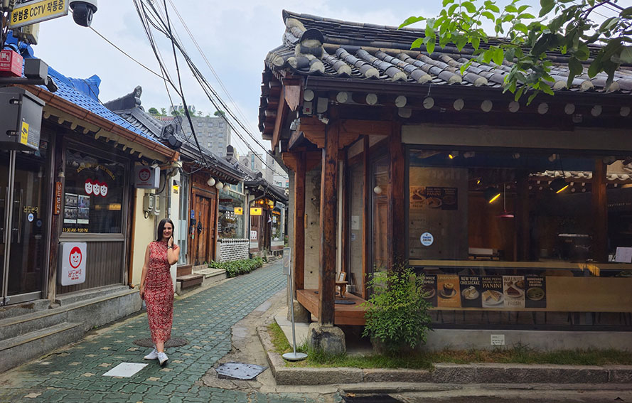 Posando junto a un hanok - Dónde alojarse en Seúl