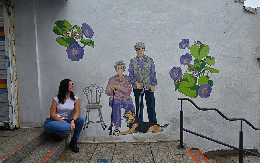 Sentada junto a un mural - Qué ver en Seúl