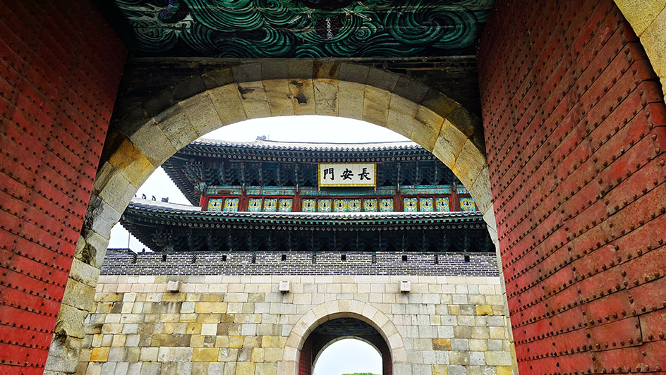 Portones rojo con una puerta de fortaleza coreana - Qué ver en Suwon
