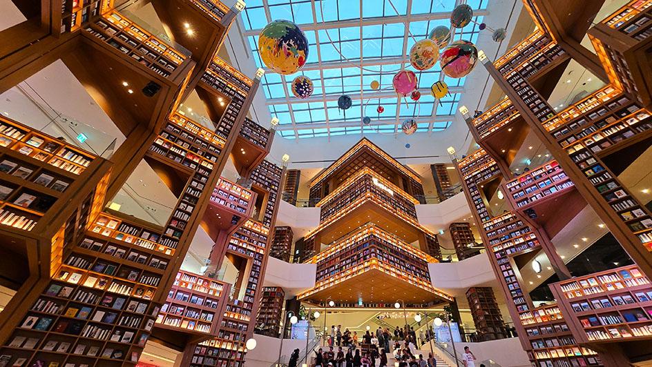 La impresionante librería Starfield con estantes a varias alturas y unas bolas colgando - Qué ver en Suwon