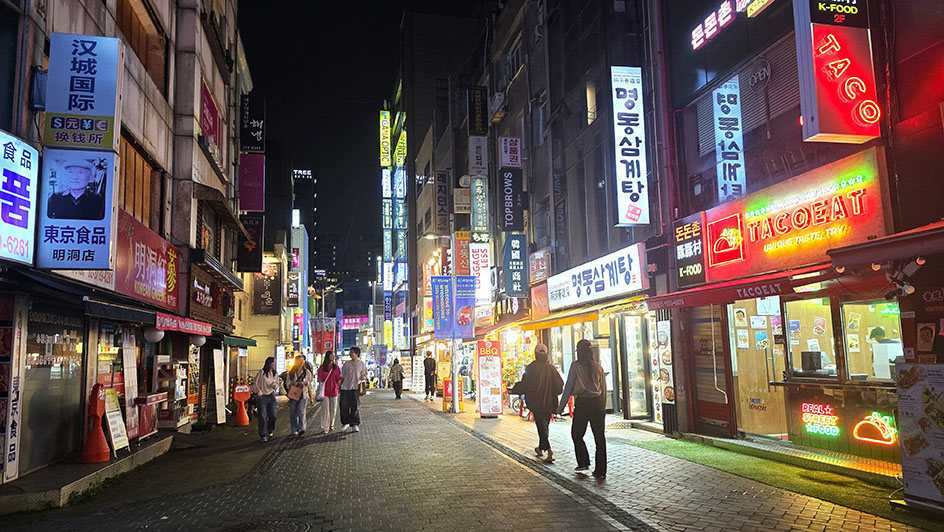 Myeong-dong al caer la noche con sus neones - Qué ver en Seúl