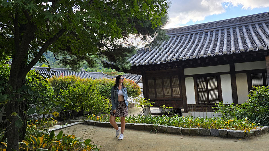 Junto a un árbol y con un hanok detrás - Qué ver en Seúl