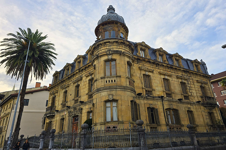 Palacio renacentista con una palmera a la izquierda - Qué ver en Durango