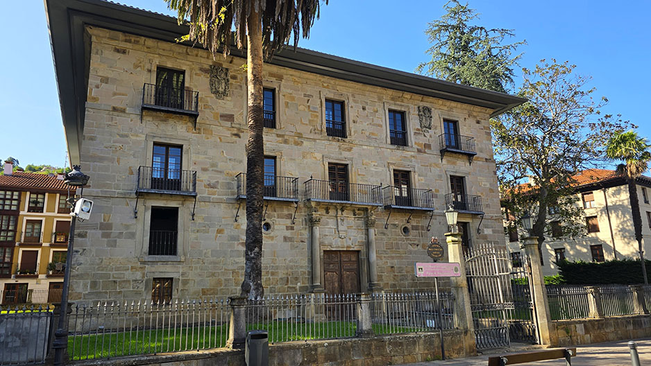 Una palmera frente al Palacio Horkasitas - Qué ver en Balmaseda