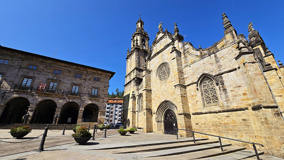 Iglesia a la derecha con un ayuntamiento enfrente - Qué ver en Balmaseda