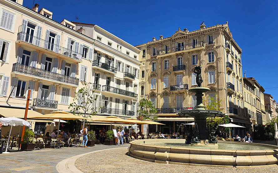 Fuente frente a edificios con terrazas - Qué ver en Cannes