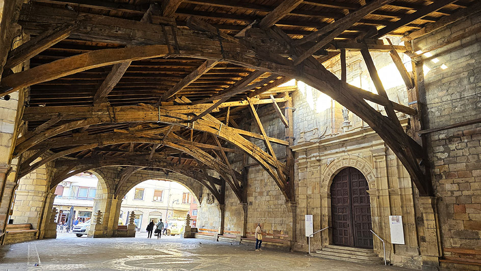 Pórtico de Santa María de Uribarri con un montón de vigas de madera en el techo - Qué ver en Durango