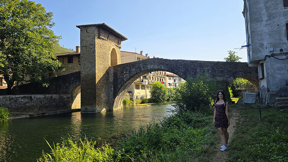 En un sendero frente al puente medieval cruzando un río - Qué ver en Balmaseda