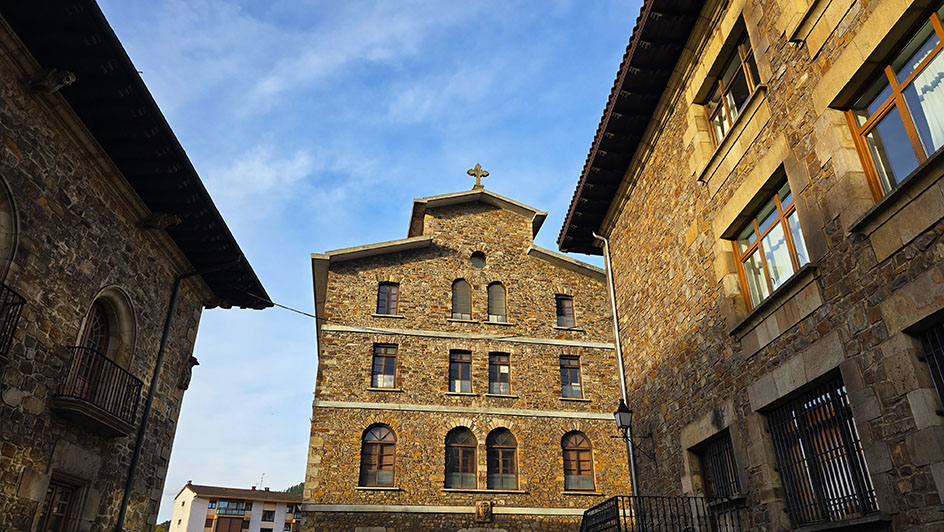 Edificio de piedra - qué ver en Oñate