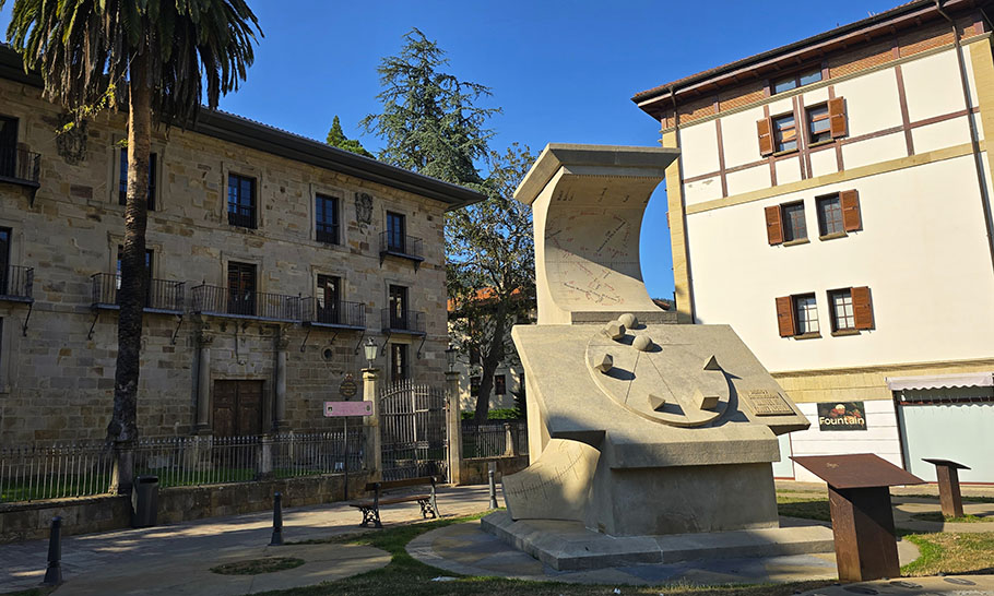 Reloj Calendario del Sol frente a un palacio de piedra - Qué ver en Balmaseda