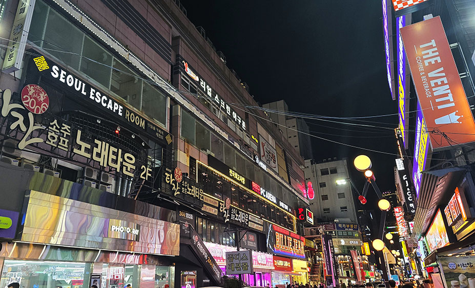 Calle llena de neones - Dónde alojarse en Busan