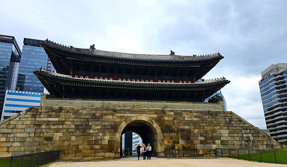Puerta Sungnyemun con dos rascacielos atrás - Qué ver en Seúl