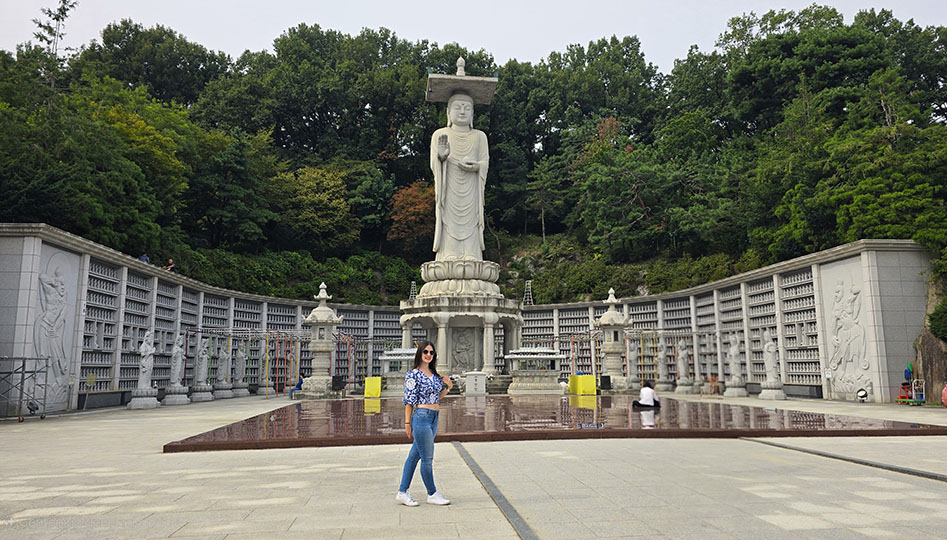 Frente a una estatua de buda blanco - Qué ver en Seúl