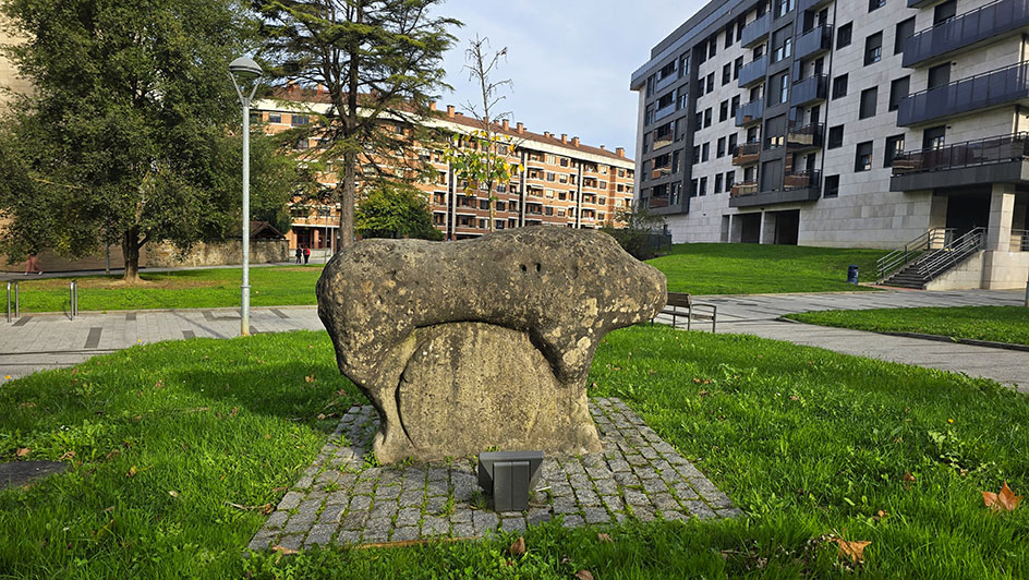 Monumento de piedra con forma de animal en un jardín con edificios al fondo y a la derecha - Qué ver en Durango