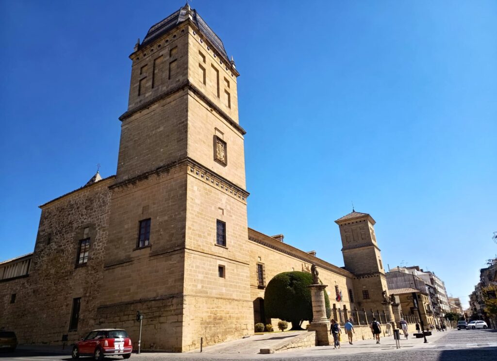 Fachada exterior del Centro Cultural Hospital de Santiago - Qué ver en Úbeda
