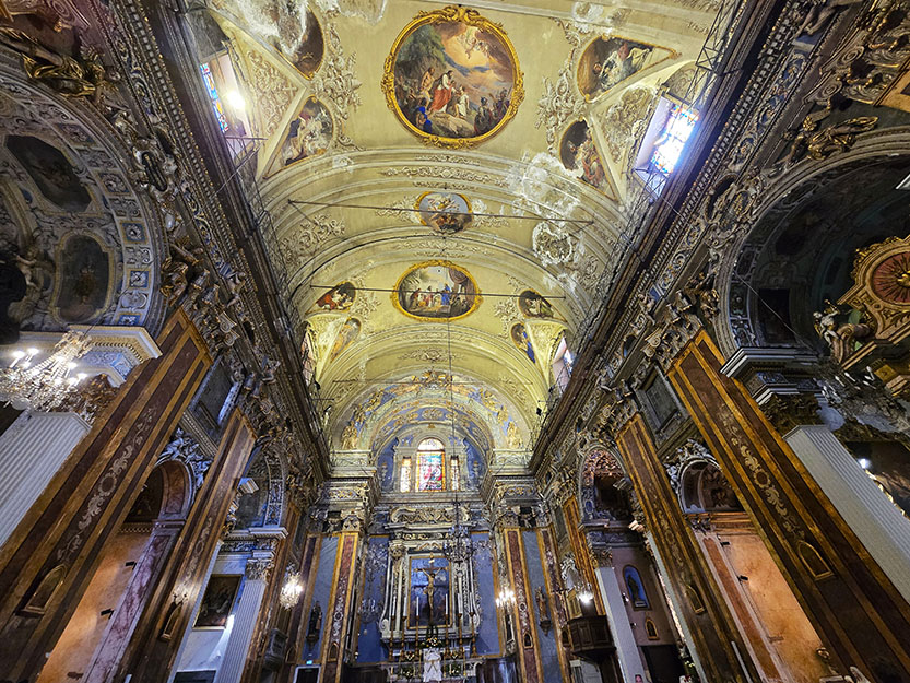 Frescos en el techo, columnas de mñarmol y paredes en azul del interior de una iglesia - Qué ver en Niza