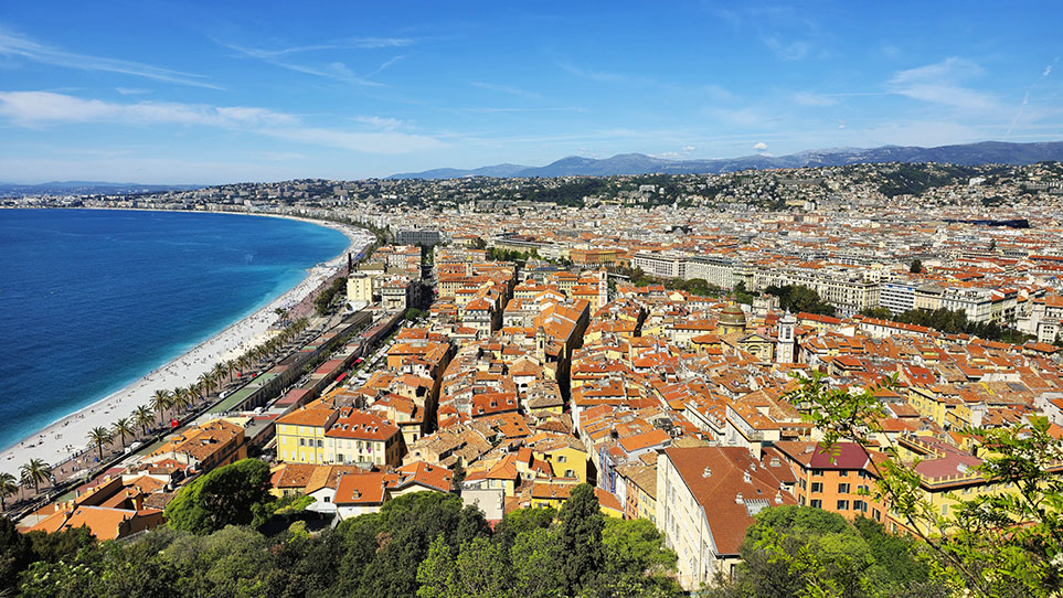 Vistas panorámicas del Mar Mediterráneo a la izquierda con muchas casas y tejados de color rojizo. - Qué ver en Niza