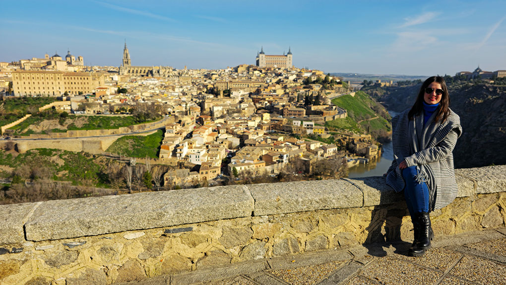 Sentada en el mirador de toledo con la ciudad de fondo - Qué ver en Toledo