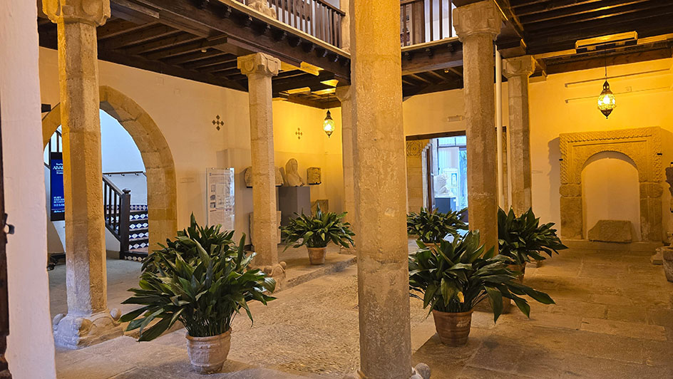 Interior de una casa mudéjar con columnas y plantas - Qué ver en Úbeda