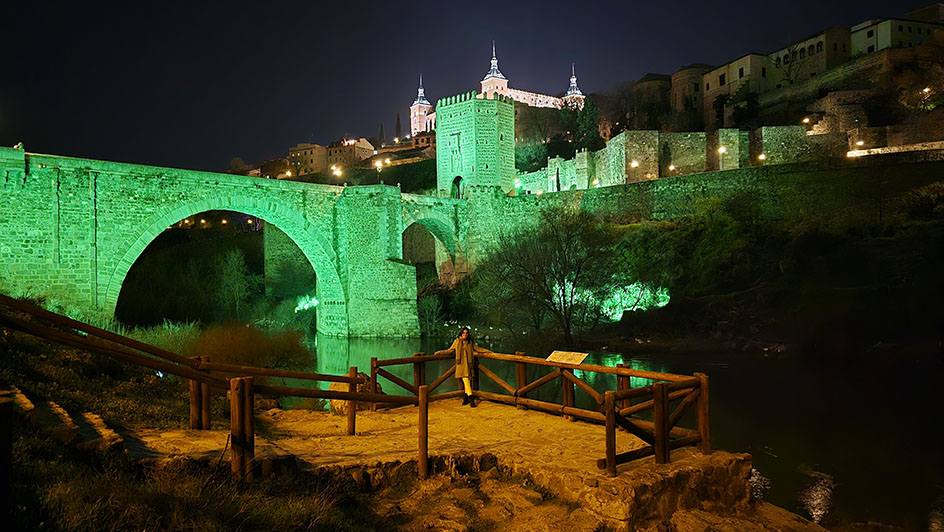 Puente iluminado por la noche - Qué ver en Toledo