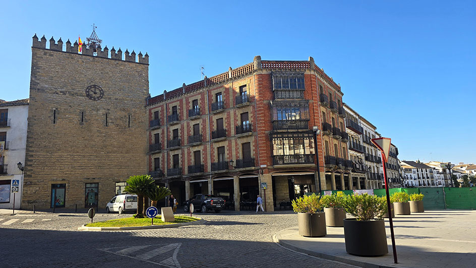 Torre de los Aliatares junto a una rotonda - Qué ver en Baeza