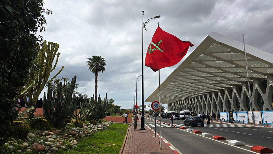 Aeropuerto de Marrakech con cactus a la izquierda y el aeropeurto a la izquierda - Preparativos para viajar a Marruecos por libre