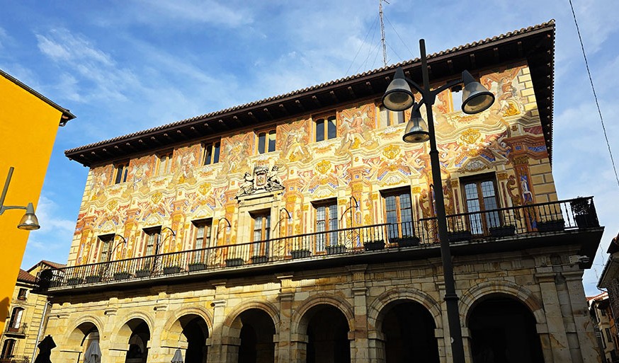 Fachada llena de pinturas con un balcón y una zona porticada con muchos arcos en la planta baja - Qué ver en Durango