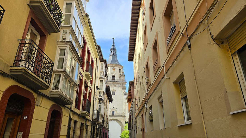 Una estrecha calle con una torre de la catedral al fondo - Qué ver en Vitoria-Gasteiz