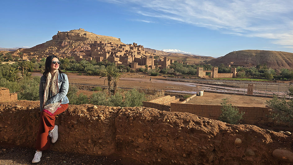 Apollada sobre un muro con Ait ben Haddou al fondo - Cómo visitar Ait Ben Haddou