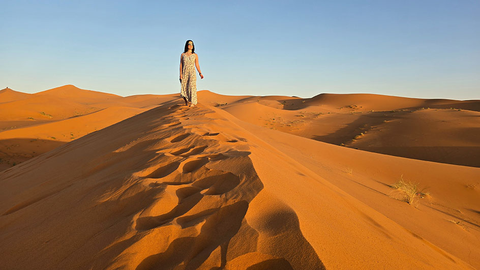 Caminando sobre una duna en el desierto - Las mejores excursiones desde Marrakech