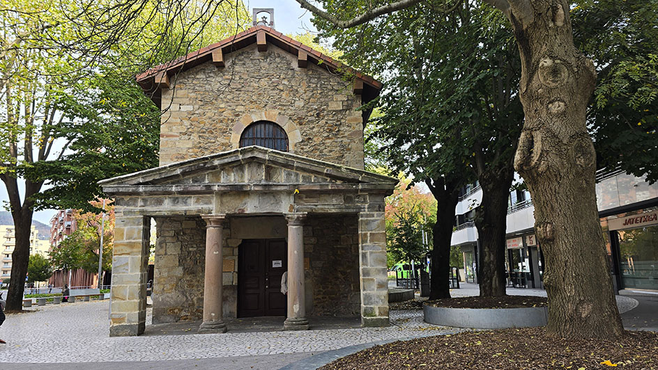 Pequeña ermita de piedra en una plaza con árboles - Qué ver en Durango