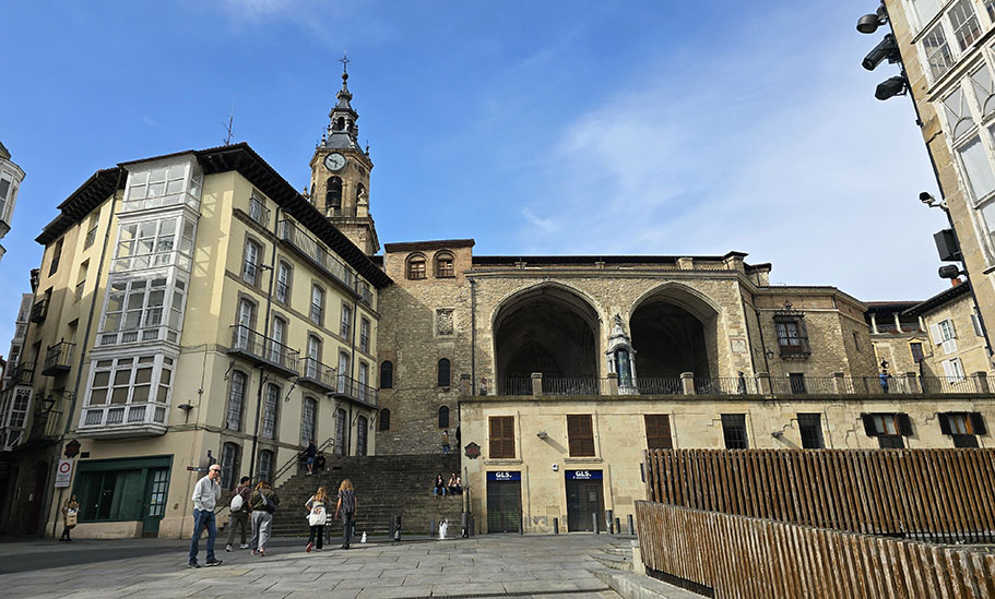 Iglesia de piedra en lo alto de una plaza - Qué ver en Vitoria-Gasteiz