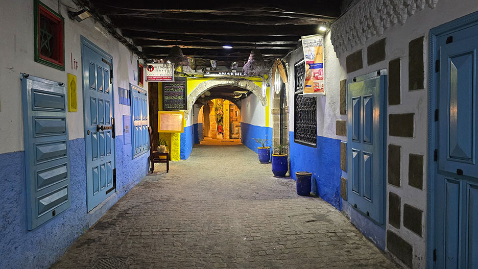Pasadizo con puertas azules y techos con vigas de madera - Qué ver en Essaouira