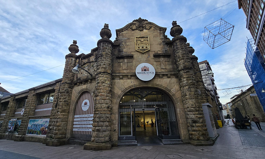 Edificio medieval de piedra que hace esquina - Qué ver en Durango