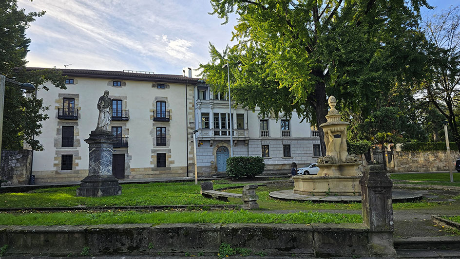Palacios tras un parque con una escultura y una fuente - Qué ver en Durango