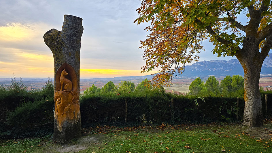 Escultura de un gato con ratones en un árbol en un paseo con vistas - Qué ver en Laguardia