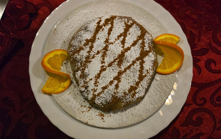 Masa de hojaldre espolvoreada con canera y dos rodajas de naranja a los lados - Qué comer en Marruecos