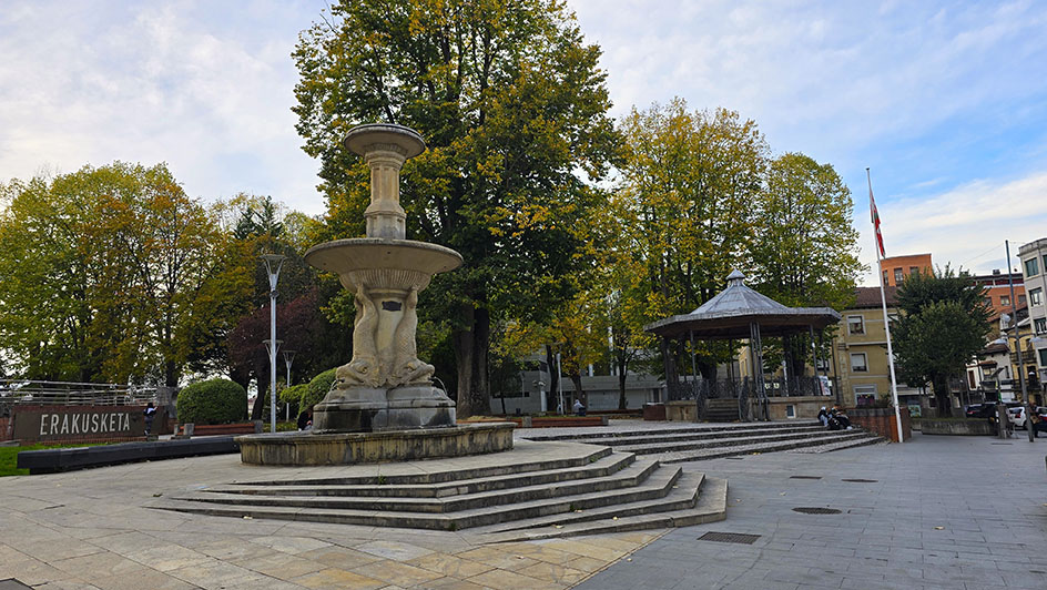 Fuente de piedra con dragones con escaleras y un quisco al fondo en una plaza rodeada de árboles - Qué ver en Durango