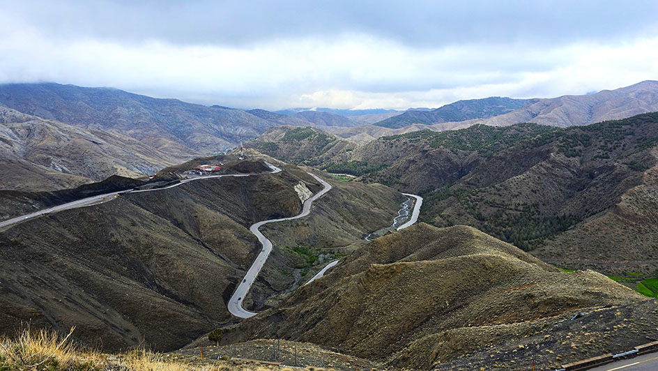 Carretera haciendo zig zag por un puerto en Marruecos - Conducir en Marruecos