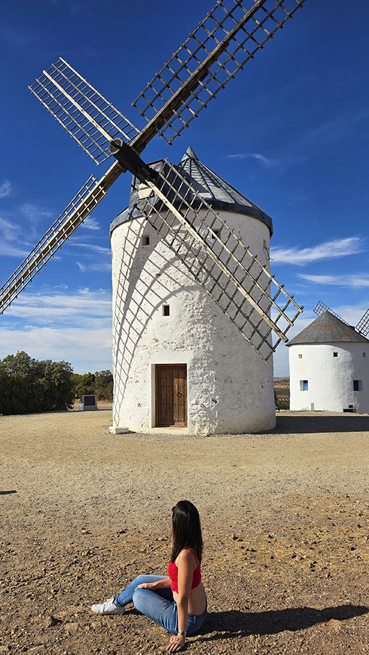 Sentada frente a dos molinos de viento - Qué ver en Puerto Lápice