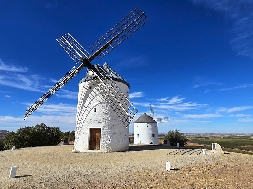 Dos molinos manchegos sobre un cerro - Qué ver en la Provincia de Ciudad Real