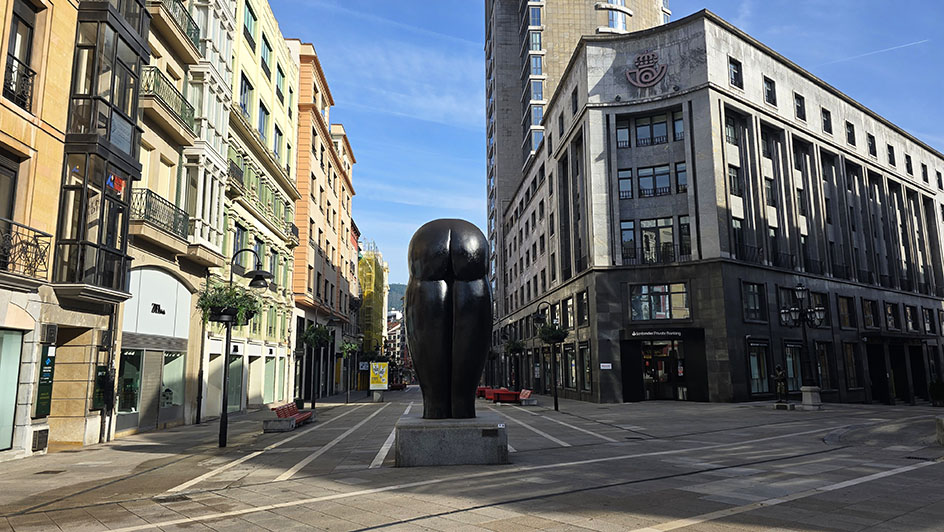 Escultura Culis Monumentalibus en un cruce entre calles con edificios altos - Qué ver en Oviedo