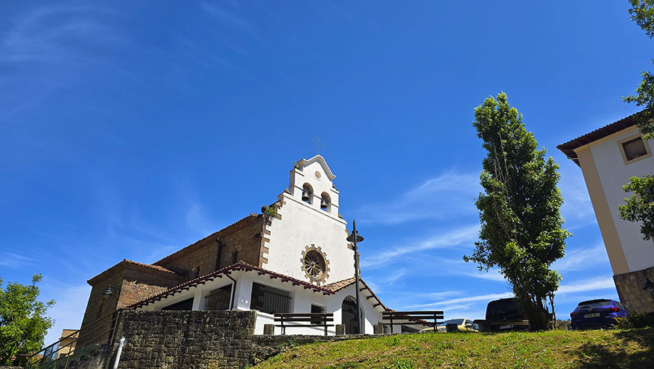 Iglesia blanca y de piedra en lo alto - Qué ver en Tazones